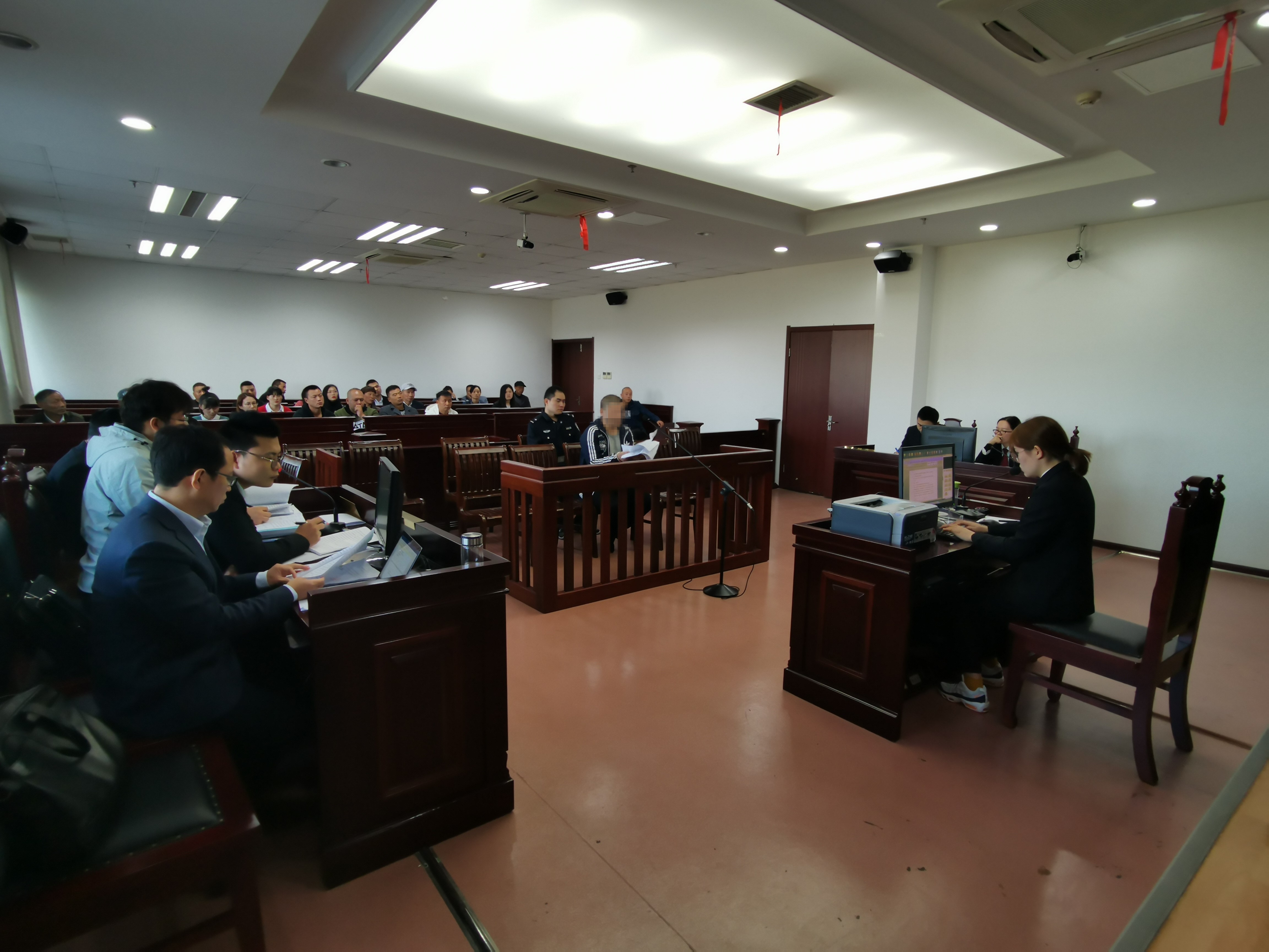 20191111三山区法院公开开庭审理蒋某某等4名被告人涉恶案2.jpg