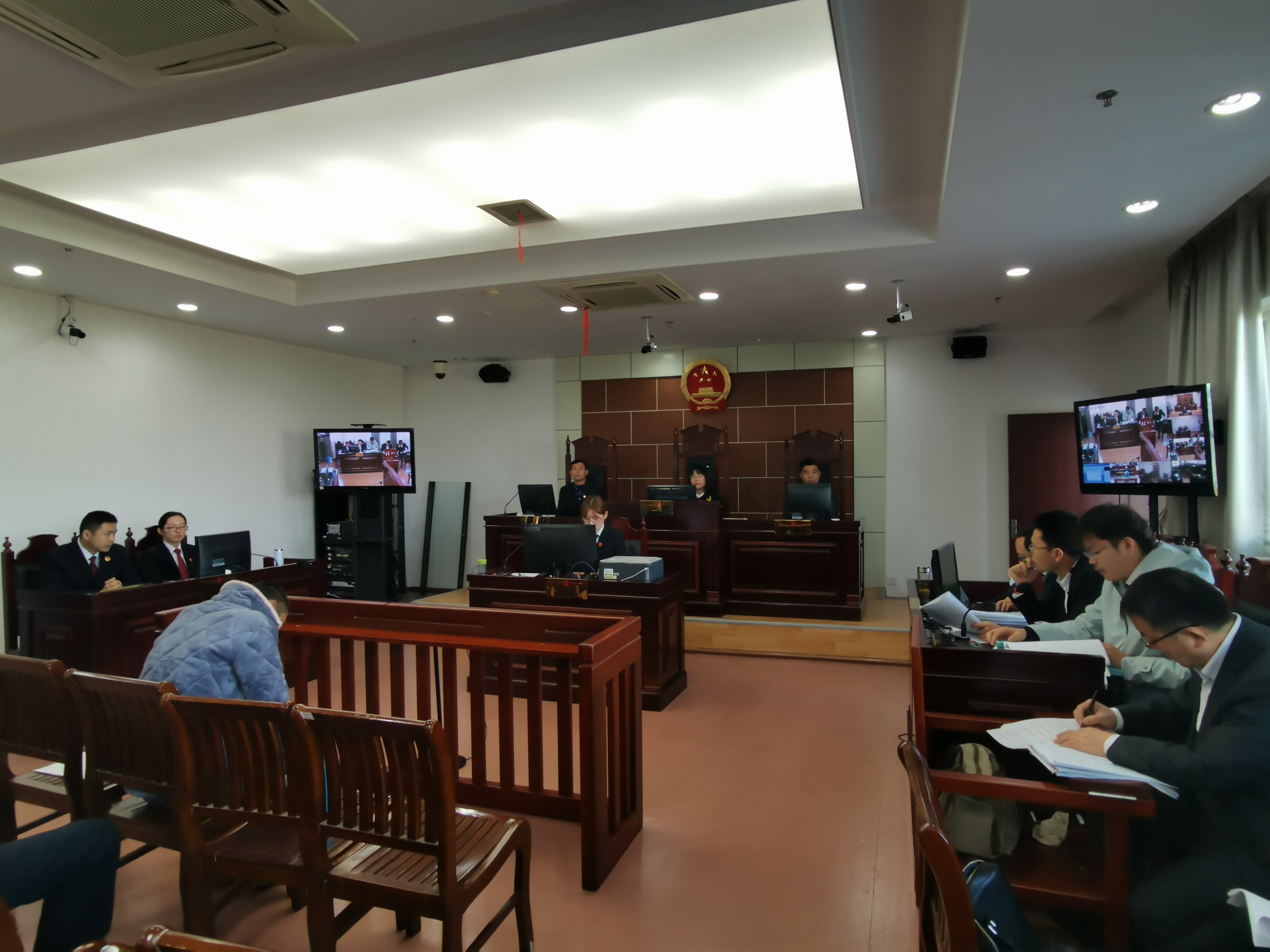 20191111三山区法院公开开庭审理蒋某某等4名被告人涉恶案1.jpg